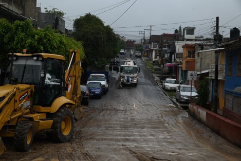 Vecinos del lugar se dicen atemorizados ya que la lluvia deslavó las excavaciones que ahí se realizan.