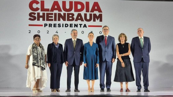 Este jueves Claudia Sheinbaum presentó a seis de los integrantes de su próximo gabinete: Marcelo Ebrard - Secretario de Economía; Rosaura Ruiz - Secretaria de Ciencia, Humanidades, Tecnología e Innovación; Juan Ramón de la Fuente - Secretario de Relaciones Exteriores; Alicia Bárcena - Secretaria del Medio Ambiente y Recursos Naturales; Julio Berdegué - Secretario de Agricultura de Desarrollo Rural y Ernestina Godoy - Consejería Jurídica. 