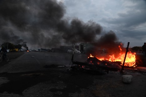 Pobladores se mostraban enardecidos por la muerte de dos hermanos, luego del enfrentamiento contra elementos de la Guardia Nacional, Policía Estatal y Fuerza Civil que intentaron desalojarlos. 
