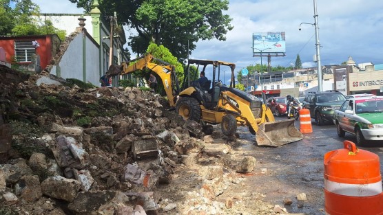 Trabajadores de ayuntamiento de Xalapa retiran los escombros de la barda caída en el panteón Palo Verde  la cual cedió ante las fuertes lluvias.