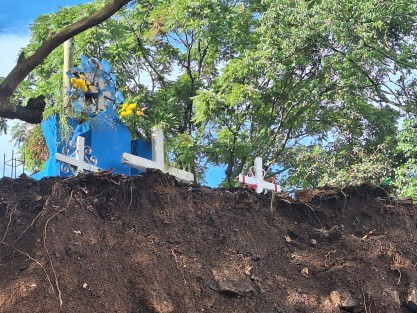 Trabajadores de ayuntamiento de Xalapa retiran los escombros de la barda caída en el panteón Palo Verde  la cual cedió ante las fuertes lluvias.