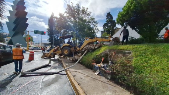 Trabajadores de ayuntamiento de Xalapa retiran los escombros de la barda caída en el panteón Palo Verde  la cual cedió ante las fuertes lluvias.