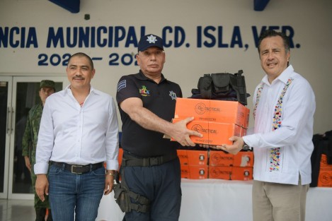  Para reforzar la seguridad de la población isleña, elementos de la policía y tránsito municipal recibieron equipo de informática, 132 uniformes y 55 fornituras porta armas y cargadores para las actividades operativas de vigilancia. 