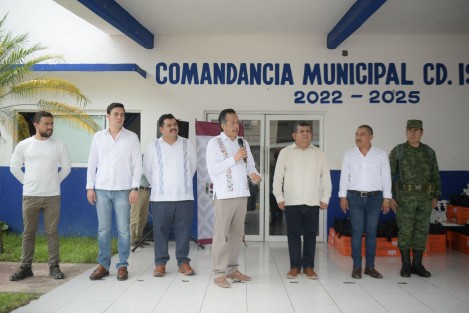 Luego de encabezar en el municipio de Isla la reunión de la COESCONPAZ, el gobernador Cuitláhuac García Jiménez, junto con el alcalde Gustavo Alfonso Torres, hizo entrega del nuevo equipamiento, bajo el compromiso de brindar paz y tranquilidad a la ciudadanía, dignificará el trabajo del cuerpo policial. 