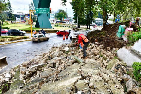 El Ayuntamiento hará uso de todos los recursos materiales y humanos para atender las contingencias asociadas a las lluvias, ya que la prioridad es salvaguardar la vida y patrimonio de las familias, afirmó el director de Protección Civil, Luis Sardiña Salgado. 