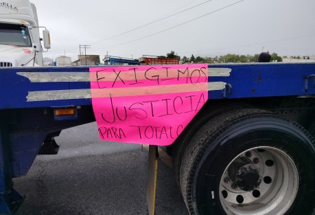 Queremos que el gobernador nos dé la cara, piden campesinos de Totalco, municipio de Perote, tras el asesinato por policías de Veracruz de los hermanos, Alberto y Jorge Cortina Vázquez, durante el bloqueo que mantienen por tercer día consecutivo,  en la carretera Perote-Puebla. 