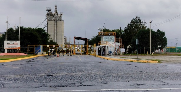 Queremos que el gobernador nos dé la cara, piden campesinos de Totalco, municipio de Perote, tras el asesinato por policías de Veracruz de los hermanos, Alberto y Jorge Cortina Vázquez, durante el bloqueo que mantienen por tercer día consecutivo,  en la carretera Perote-Puebla. 