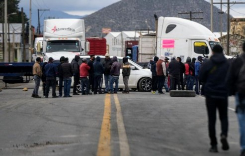 Los pobladores pidieron ayuda a traileros y con barricadas a la altura de Totalco, ahora la exigencia no es solo contra la empresa que contamina sus mantos acuíferos, sino también piden se haga justicia por los dos jóvenes asesinados y más de 10 heridos.
