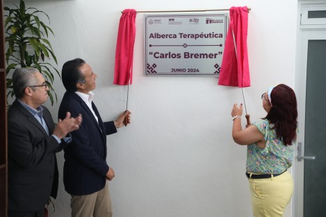 En este marco, la dependencia encabezada por Daniela Griego Ceballos honró la memoria de Carlos Bremer Gutiérrez, director general del Grupo Financiero Value hasta su reciente fallecimiento el 5 de enero, instalando una placa alusiva en la alberca terapéutica inaugurada en noviembre de 2023.