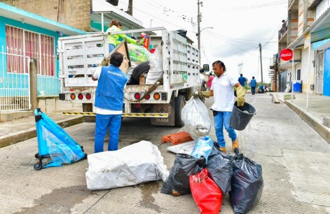Las direcciones de Limpia Pública y de Salud del H. Ayuntamiento de Xalapa realizaron este sábado una Jornada De Descacharrización  en la colonia Lealtad Institucional. Las rutas incluidas fueron las calles Popocatépetl, Privada Dos Arbolitos, 2 Arroyos, Cristal y 13 de Septiembre.