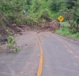 Debido a las fuertes lluvias que empezaron a caer el domingo  por la tarde y toda la madrugada de hoy  lunes, la carretera Xalapa-Totutla a la altura de la barranca del vado o del río de los pescados del municipio de Tlaltetela, se encuentra cerrada a la circulación, ya que cayeron decenas de toneladas de lodo, ramas y piedras.