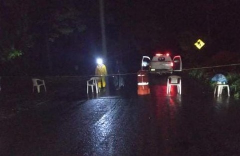 Se espera que esta mañana personal del  municipio de Tlaltetela o en su caso personal del gobierno del Estado, hagan a un lado, todo el lodo piedras y ramas, y así poder abrir la circulación a esta vía tan importante que es la carretera de Xalapa-Córdoba.