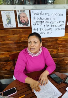 La maestra Yadira Romero pide ser atendida por el Gobernador y la Presidenta del TSJ, para que revisen su caso, pues el juez no vinculó a proceso a Emanuel N, director de la telesecundaria de Xico donde laboran, por considerar que el hostigamiento en su contra, es producto de que está enamorado.