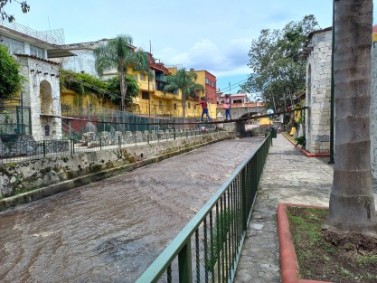 Si bien las lluvias están ya causando daños en algunos sitios, en Orizaba han permitido que el río vuelva a correr. Eso sí, con aguas bastantes turbias.