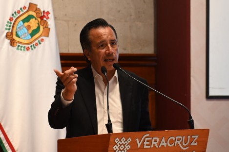 Antes, cuando acudías al verificentro para estar al corriente debías pagar el ejercicio anterior; ahora tienes esta opción, ya que nos interesa mucho estar alineados a la normatividad medioambiental, expresó el gobernador Cuitláhuac García Jiménez en conferencia de prensa.