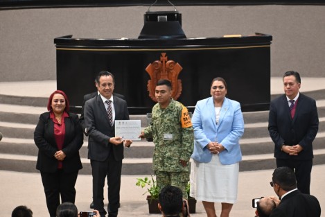 También se reconoció a brigadistas, policías, Guardia Nacional y militares de Sedena.