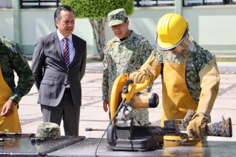 En la ceremonia protocolaria organizada por la Secretaría de la Defensa Nacional, participaron el gobernador Cuitláhuac García Jiménez y miembros de la Coordinación Estatal para la Construcción de la Paz, a quienes se les explicó que, bajo un procedimiento sistemático, se garantiza la completa destrucción de las armas.