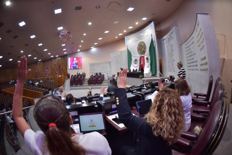 En sesión ordinaria, las diputadas y diputados de la LXVI Legislatura autorizaron al titular del Poder Ejecutivo del estado otorgar en comodato condicional 39 bienes inmuebles de propiedad Estatal, ubicados en diversos municipios del territorio veracruzano, a favor del Organismo Público Descentralizado Instituto Mexicano del Seguro Social para el Bienestar, IMSS-Bienestar.