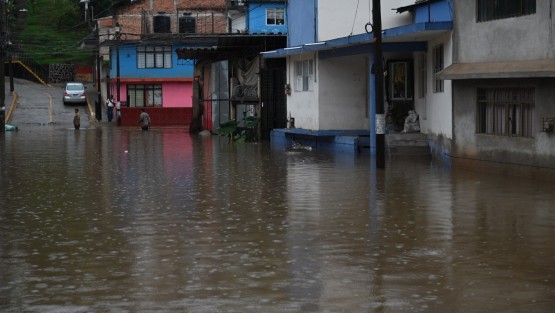 Las casas de vecinos de la calle 2 Poniente de la colonia Rafael Hernández Ochoa como cada temporada de lluvias  se ven afectadas por el taponamiento  del tragatormentas  y las coladeras debido a el lodo y basura .

