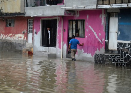 Las casas de vecinos de la calle 2 Poniente de la colonia Rafael Hernández Ochoa como cada temporada de lluvias  se ven afectadas por el taponamiento  del tragatormentas  y las coladeras debido a el lodo y basura .