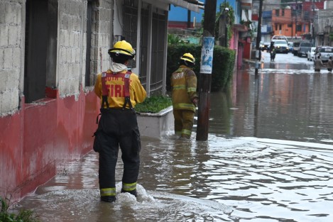 Las casas de vecinos de la calle 2 Poniente de la colonia Rafael Hernández Ochoa como cada temporada de lluvias  se ven afectadas por el taponamiento  del tragatormentas  y las coladeras debido a el lodo y basura .