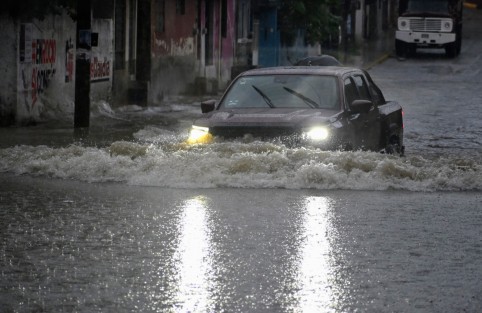 Las casas de vecinos de la calle 2 Poniente de la colonia Rafael Hernández Ochoa como cada temporada de lluvias  se ven afectadas por el taponamiento  del tragatormentas  y las coladeras debido a el lodo y basura .