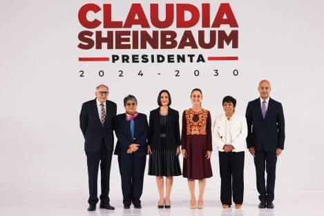 Este jueves la próxima presidente de México, Claudia Sheinbaum presentó a otros miembros de lo que será su gabinete: Luz Elena González en la Secretaría de Energía; David Kershenobich, a Salud; Raquel Buenrostro en la Secretaría de la Función Pública; Jesús Esteva,  en la Secretaría de Infraestructura, Comunicaciones y Transporte; y Edna Elena Vega, fungirá como secretaria de Desarrollo Agrario, Territorial y Urbano. 