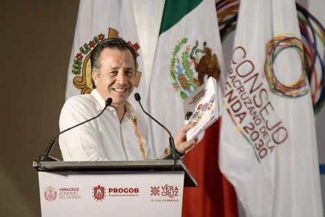 No obstante la desigualdad entre naciones ricas y pobres, los gobiernos de México y Veracruz adoptaron el modelo de la Agenda 2030 y le imprimieron un sello humanista con una esencia de transformación de fondo que inició en el combate a la corrupción y ha superado por mucho los objetivos, afirmó el gobernador Cuitláhuac García Jiménez. 