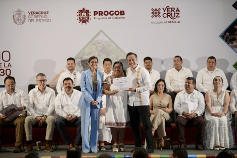 En sesión ordinaria del Consejo Veracruzano de la Agenda 2030 para el Desarrollo Sostenible, el mandatario agradeció la acertada guía de la Oficina de Programa de Gobierno a través de su titular, Waltraud Martínez Olvera, que fue más allá de lo planteado por la Organización de Naciones Unidas y lo transformó en ideología de la Cuarta Transformación bajo un enfoque de derechos humanos.