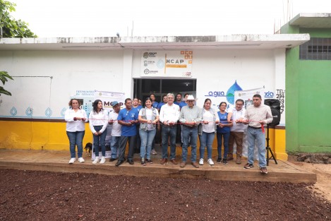 En el municipio de Catemaco, la SEDESOL entregó un módulo comunitario de agua purificada con el objetivo de ofrecerla a precio accesible y cumpliendo los requisitos sanitarios convenientes, este se suma a otros 55 en la entidad manejados por cooperativas de 40 personas.