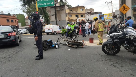 Fuerte choque entre dos motocicletas en el cruce de las avenidas Adolfo Ruiz Cortines, Mártires de 28 de Agosto y la calle Herón Pérez. Cuerpos de emergencia acudieron al lugar.  Por fortuna sólo hubo daños materiales.