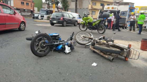 Fuerte choque entre dos motocicletas en el cruce de las avenidas Adolfo Ruiz Cortines, Mártires de 28 de Agosto y la calle Herón Pérez. Cuerpos de emergencia acudieron al lugar.  Por fortuna sólo hubo daños materiales.