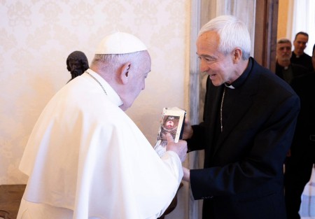 En la misma sintonía del café que se vive en estos días en Xalapa,  el arzobispo Jorge Patrón Wong, hizo entrega en Roma al Papa Francisco, de un poco de café ddel  Seminario San Rafael Guizar Valencia. 