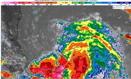  Por la tarde, lluvias puntuales intensas en Veracruz y Tabasco; todas acompañadas con descargas eléctricas y posible caída de granizo, además, podrían originar deslaves, encharcamientos e inundaciones, e incrementar los niveles de ríos y arroyos.