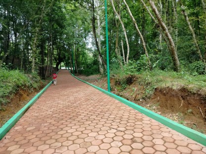En otra parte del parque llamado Molinos de San Roque las canchas de fútbol fueron remodeladas así como los caminos adoquinados, además de una cancha de basquetbol, lo que la da vida a un parque que por muchos años estuvo abandonado. 