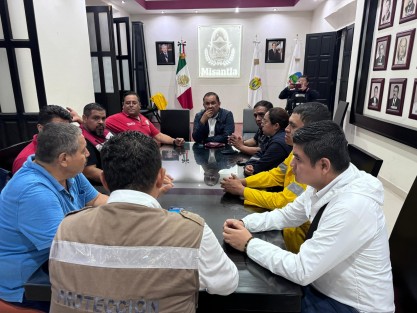 Autoridades de los 3 niveles de gobierno se encuentran en la sala de Cabildo acordando las acciones que se llevarán a cabo para la salvaguardar a nuestra gente, informa a y través de redes sociales el alcalde de Misantla,  Ver..