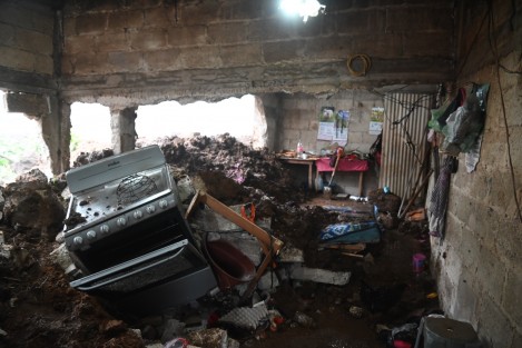 La familia Dolores Lucio de la colonia el Moral de Xalapa perdió todo su patrimonio al registrarse un deslave por las intensas lluvias que trajo el paso de la tormenta tropical Chris. .