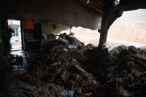Fue a las 4 de la mañana cuando la tierra se vino sobre la construcción, sepultando a una mujer, quien afortunadamente gracias a la rápida reacción de sus familiares, pudo ser rescatada.