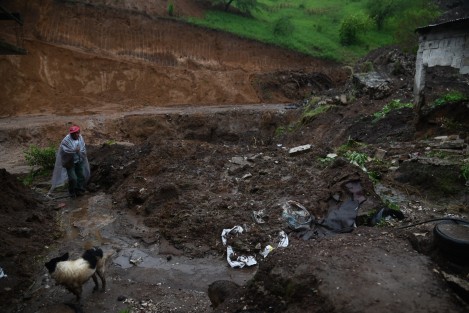 Afectados y vecinos piden apoyo de las autoridades, pues temen que el deslave del cerro continúe. 