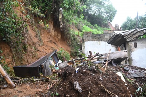 Las fuertes lluvias de la tormenta tropical Chris generaron aludes en  cerros de las colonias de la periferia de Xalapa, causando daños a viviendas, autos y calles.