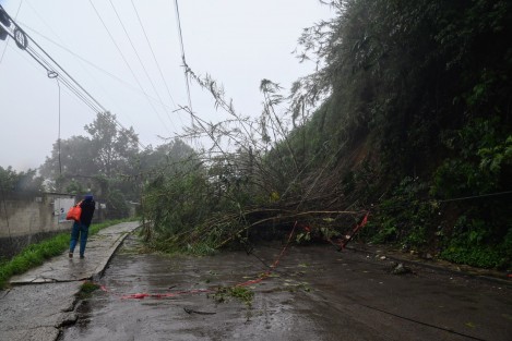 Las fuertes lluvias de la tormenta tropical Chris generaron aludes en  cerros de las colonias de la periferia de Xalapa, causando daños a viviendas, autos y calles.