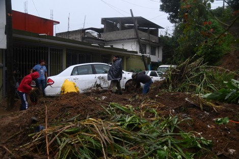 Vecinos de la calle Toluca de colonia Veracruz ayudan a retirar el lodo que dejó sin hogar a una familia de parte alta. Piden maquinaria pesada para poder sacar los autos.