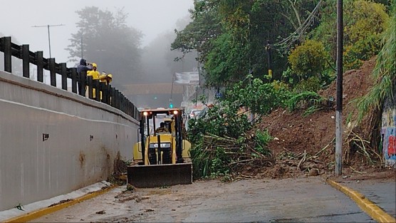 Trabajadores del municipio de Xalapa ya trabajan en el retiro  de árboles y lodo por el un deslave en la lateral del puente Macuiltépetl, lo que mantiene cerrado el tránsito vehicular en esa zona. 
