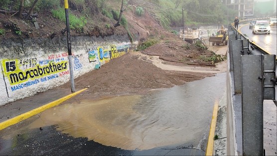 Trabajadores del municipio de Xalapa ya trabajan en el retiro  de árboles y lodo por el un deslave en la lateral del puente Macuiltépetl, lo que mantiene cerrado el tránsito vehicular en esa zona. 