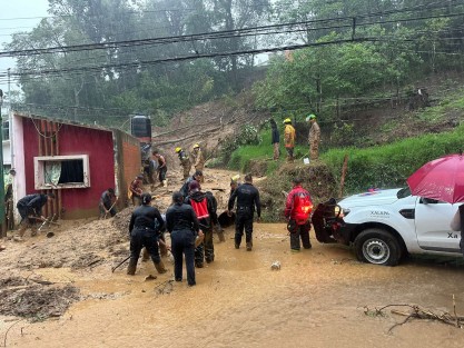  El paso de la Tormenta Tropical Chris, que tocó tierra a las 22:50 horas de este domingo y se degradó a depresión tropical, dejó afectaciones en el centro y norte del estado por lluvias acumuladas de hasta 200 milímetros en las cuencas de Nautla, Actopan y La Antigua, principalmente en 25 municipios, informó la Secretaría de Protección Civil. 