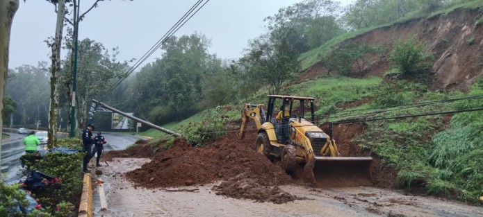 Las secretarías de Protección Civil, Seguridad Pública e Infraestructura y Obras Públicas, con el Ayuntamiento de Huiloapan, realizan limpieza en casas y vialidades, además del restablecimiento de servicios de agua, telefonía, electricidad y drenaje por el deslave del cerro El Gentil que afectó 600 familias y al Jardín de Niños William Carey.