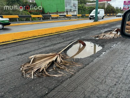 Punto aparte de los deslaves en la vía Xalapa - Banderilla, es el mal estado en que se encuentra, llena de baches. 