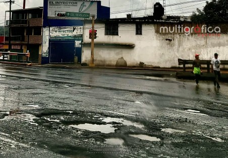 Punto aparte de los deslaves en la vía Xalapa - Banderilla, es el mal estado en que se encuentra, llena de baches. 