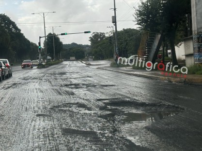 Si bien loas autoridades están consientes del mal estado de la carretera Xalapa- Banderilla y hace ya 20 días, justo antes de las torrenciales lluvias, habían raspado el asfalto en algunas partes, se supone que para re asfaltado, a la fecha no se ha visto más acciones. 