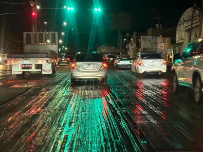 Si bien loas autoridades están consientes del mal estado de la carretera Xalapa- Banderilla y hace ya 20 días, justo antes de las torrenciales lluvias, habían raspado el asfalto en algunas partes, se supone que para re asfaltado, a la fecha no se ha visto más acciones. 